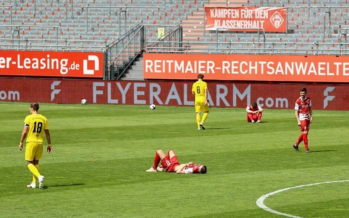 Spieler der rothosen nach abstieg liegend auf spielfeld Spieler der rothosen nach abstieg liegend auf spielfeld